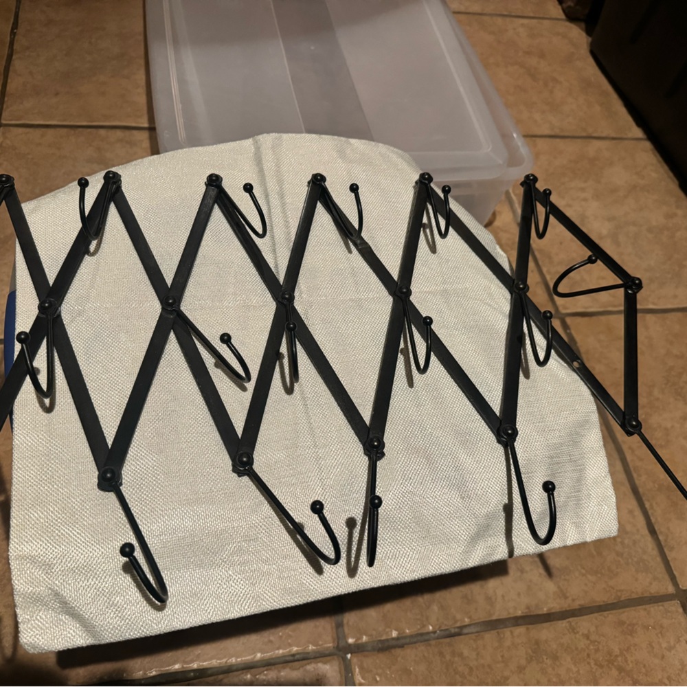 Expandable hanging hooks - Picture 3 of 3